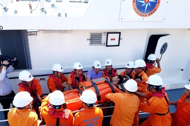 Vượt 400km, 2 ngư dân ốm nặng trên biển đã cập bờ an toàn