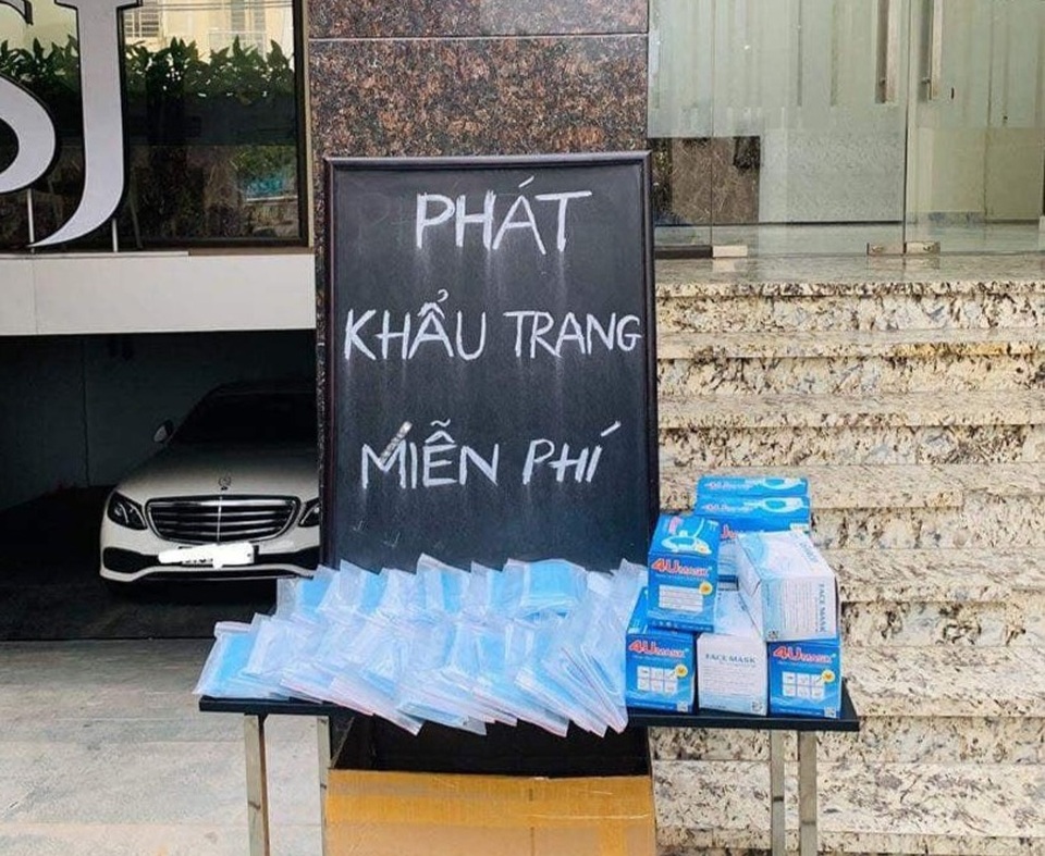 Công an phát miễn phí khẩu trang cho gần 30.000 công nhân - 5 Công an phát miễn phí khẩu trang cho gần 30.000 công nhân - 5