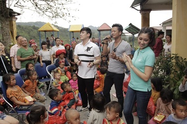 Đoàn từ thiện 'Hoa hậu Người Việt thế giới' tặng quà cho trẻ em vùng cao Lào Cai