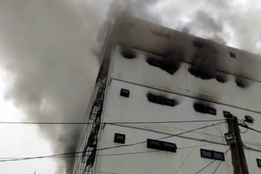 Cháy lớn tại Karaoke Kingdom,  giải cứu 3 người mắc kẹt