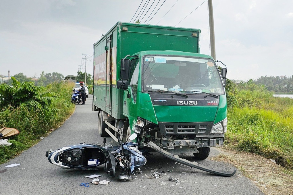 Người đàn ông thiệt mạng khi tông trực diện vào đầu xe tải ở TPHCM - 1 Người đàn ông thiệt mạng khi tông trực diện vào đầu xe tải ở TPHCM - 1