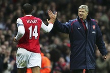 Arsene Wenger hi vọng Thierry Henry sẽ dẫn dắt Arsenal