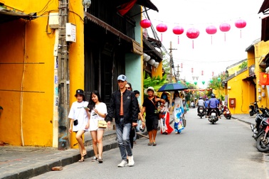 Du khách bắt đầu quay lại phố cổ Hội An sau lệnh cách ly xã hội