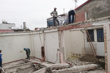 Phá dỡ ngôi nhà nghiêng gần 1m ở Hà Nội