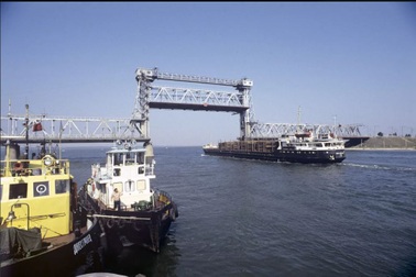 Ukraine "cấm cửa" tàu Nga