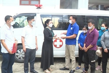 Trao tiền hỗ trợ gia đình ngư dân tử vong trong vụ chìm tàu cá trên biển