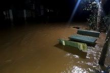 Sau bão dữ, người dân lại lo chạy lũ vì nước sông Vu Gia dâng rất nhanh