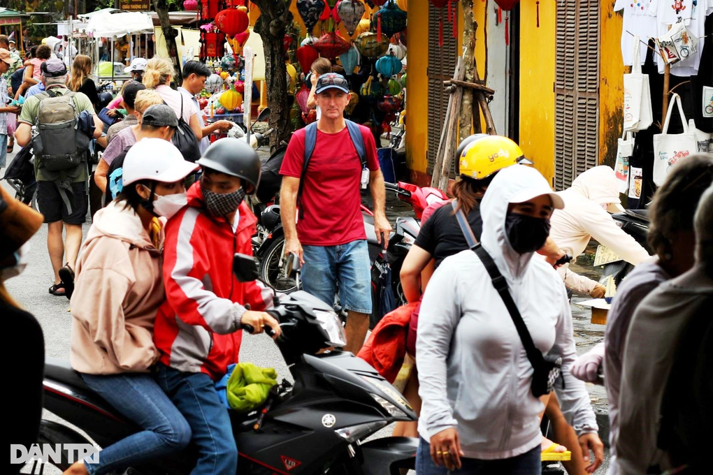 3 ngày lũ liên tiếp, du khách thích thú, người dân Hội An kiệt sức - 9 3 ngày lũ liên tiếp, du khách thích thú, người dân Hội An kiệt sức - 9