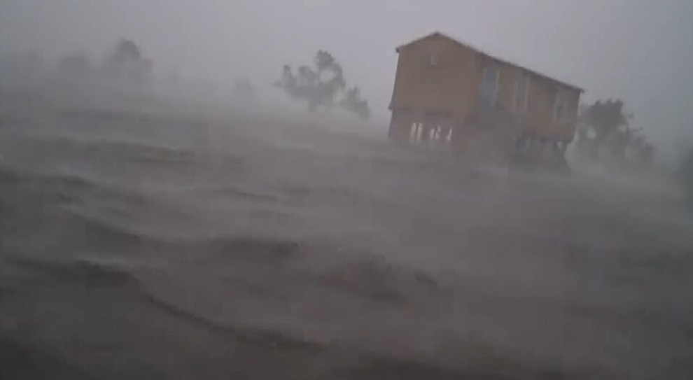 Mỹ: Siêu bão Ida thổi bay nóc bệnh viện, làm đảo ngược dòng chảy sông - 9 Mỹ: Siêu bão Ida thổi bay nóc bệnh viện, làm đảo ngược dòng chảy sông - 9
