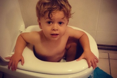 Hãy xem bọn trẻ đang làm gì!