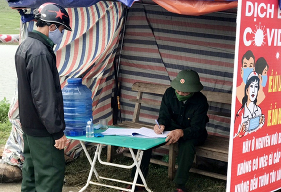 Chiến sĩ 73 tuổi mang chân giả xung phong đứng chốt kiểm dịch - 1