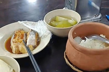 Tài xế chỉ được đãi bữa cơm đạm bạc sau khi đưa 38 khách tới ăn, chủ quán nói gì?