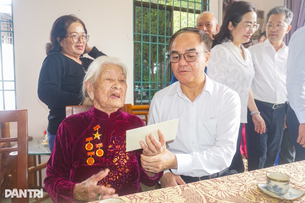 Thường trực Ban Bí thư thăm, tặng quà người có công tại Đà Nẵng - 3