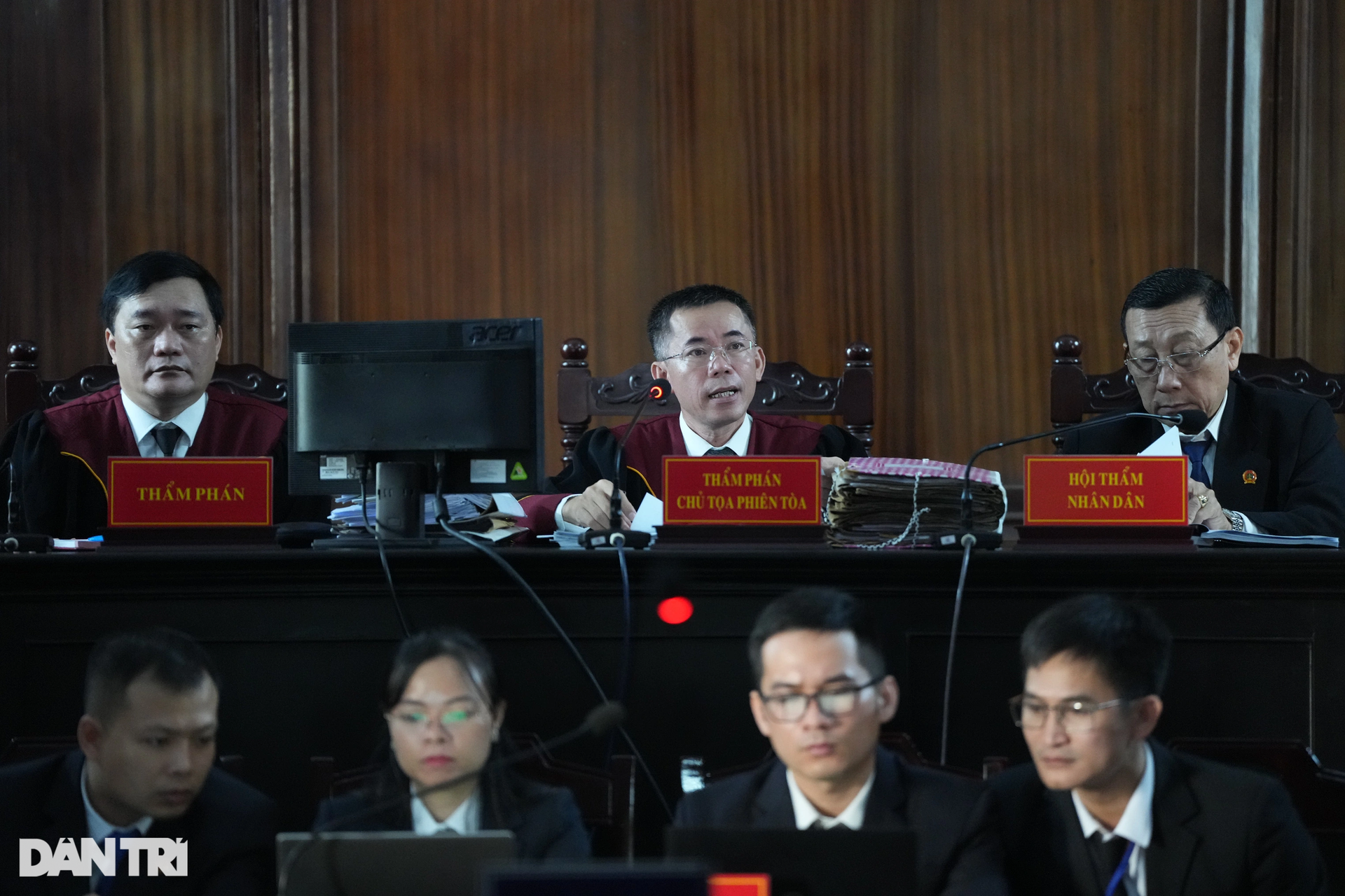 Toàn cảnh buổi xét xử Chủ tịch Công ty Alibaba Nguyễn Thái Luyện - 6 Toàn cảnh buổi xét xử Chủ tịch Công ty Alibaba Nguyễn Thái Luyện - 6