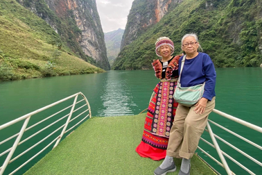 Đôi bạn U70 chinh phục đèo dốc Hà Giang, cột cờ Lũng Cú nhận bão like