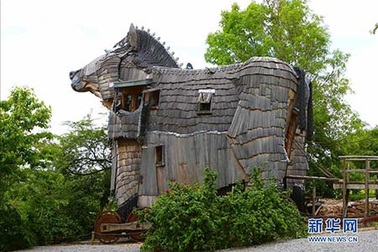 Lạ lùng với khách sạn ngựa gỗ ở Bỉ