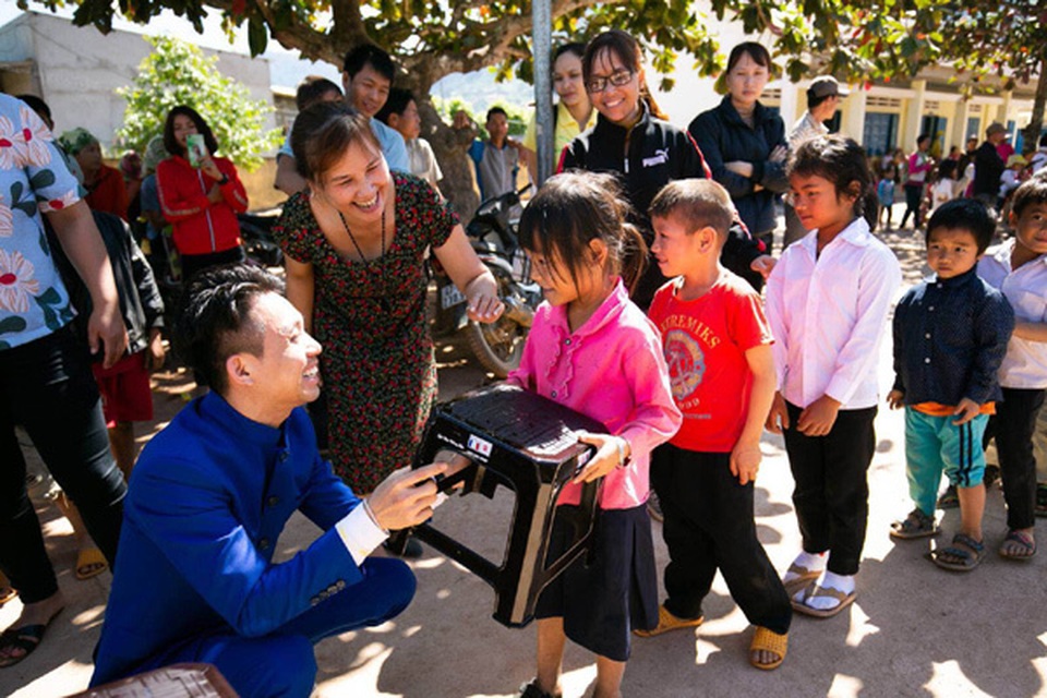 Nhựa Long Thành trao quà Tết cho các hộ nghèo - 5