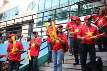 Cổ động viên Việt Nam đổ bộ sân Panaad, tiếp lửa thầy trò HLV Park Hang Seo