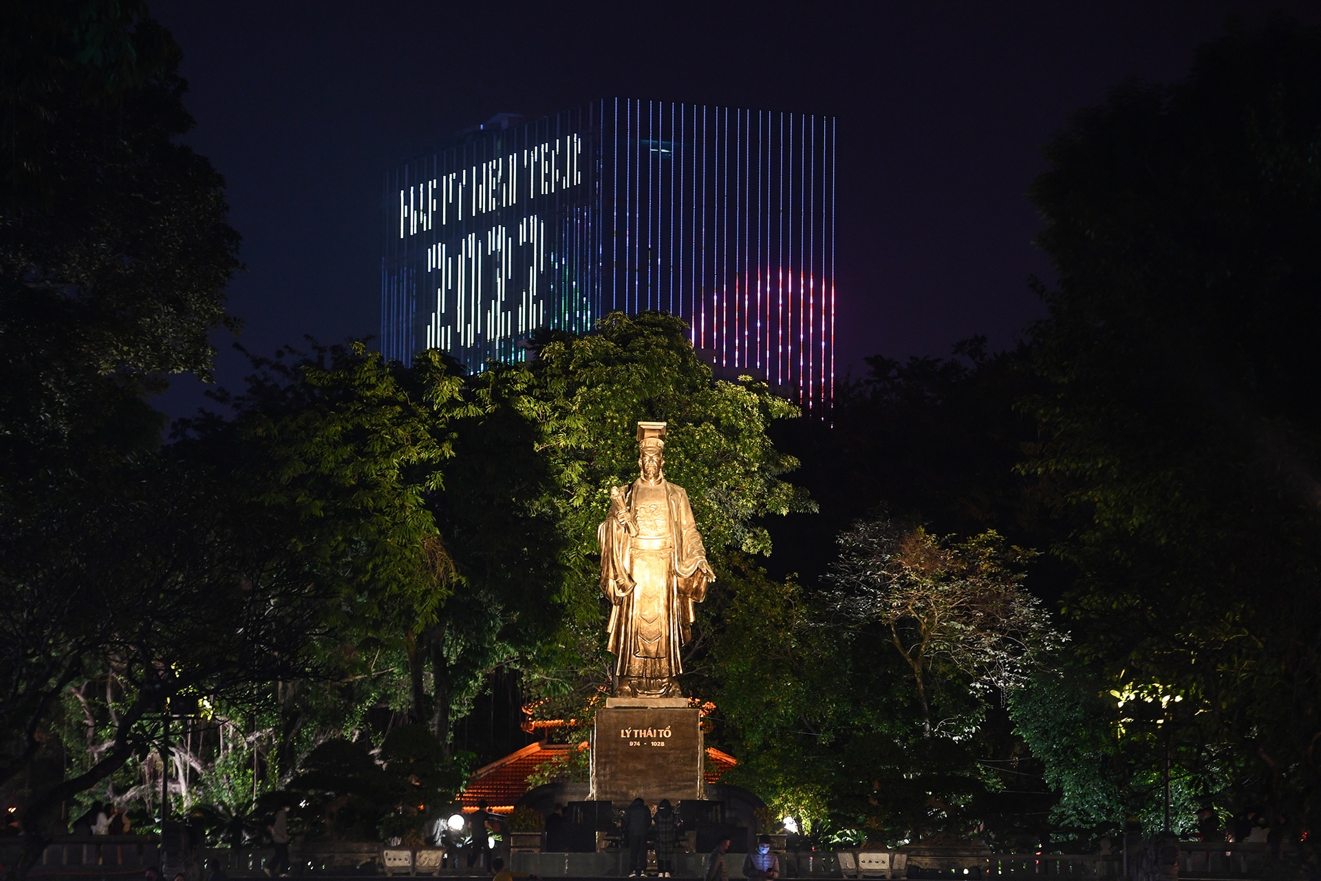 Biển người đón countdown ở TPHCM, Hà Nội ảm đạm thời khắc qua năm mới - 15