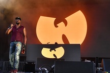 Chiếc áo có chữ Vũ Hán khiến Trung Quốc nổi giận với Canada