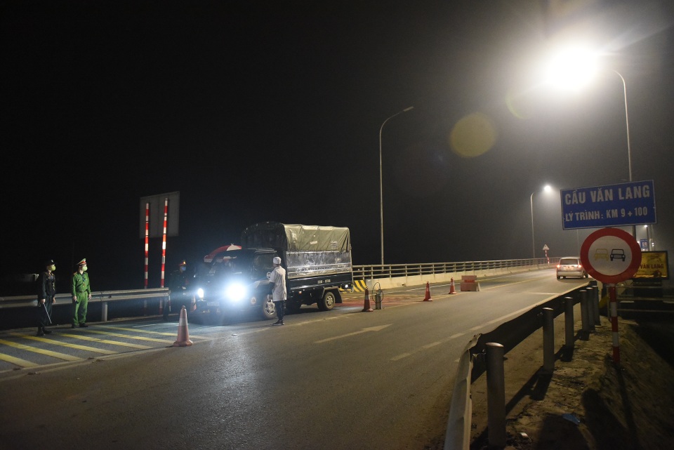 Trắng đêm đo thân nhiệt tại cửa ngõ Phú Thọ tiếp giáp Hà Nội - 12 Trắng đêm đo thân nhiệt tại cửa ngõ Phú Thọ tiếp giáp Hà Nội - 12