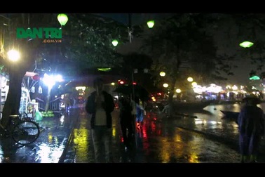 Phố cổ Hội An nhộn nhịp du khách chờ đón năm mới 2017