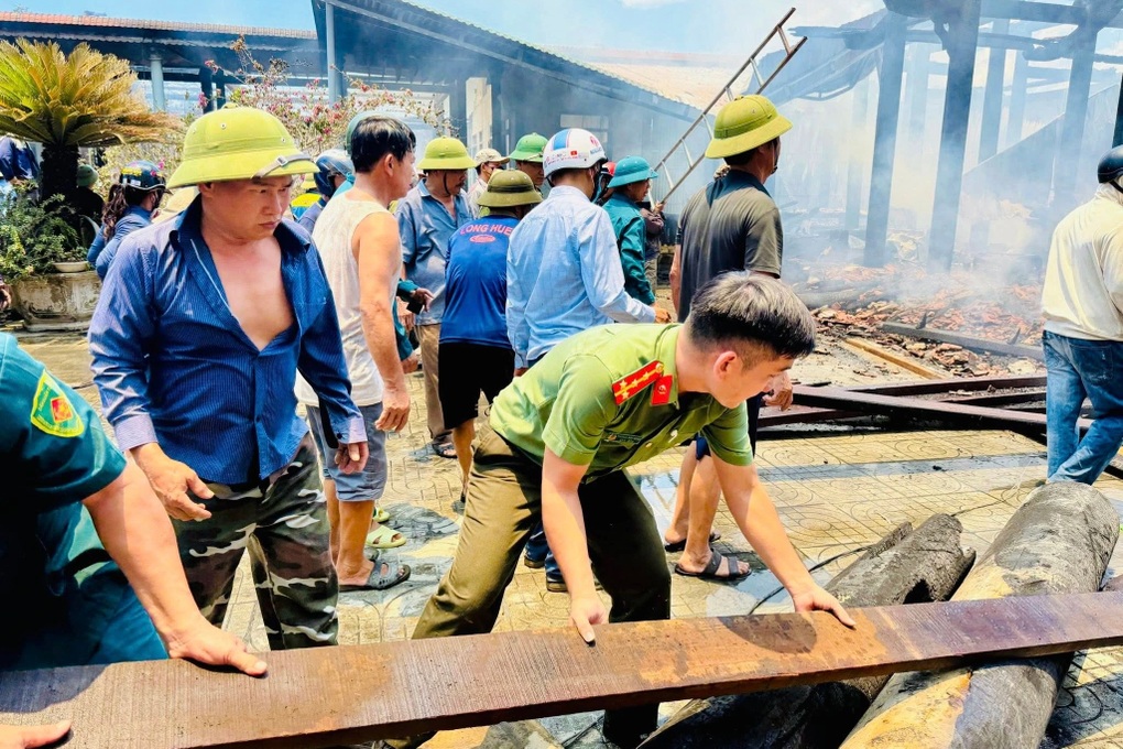 Lửa thiêu rụi 3 căn nhà làm bằng gỗ quý, thiệt hại gần 7 tỷ đồng - 3 Lửa thiêu rụi 3 căn nhà làm bằng gỗ quý, thiệt hại gần 7 tỷ đồng - 3