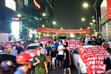 Cư dân TNR Gold Season dàn ô tô, căng băng rôn phản đối tăng phí gửi xe