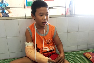 Truy tìm đối tượng cướp tiền và đánh cháu bé bán vé số gãy tay