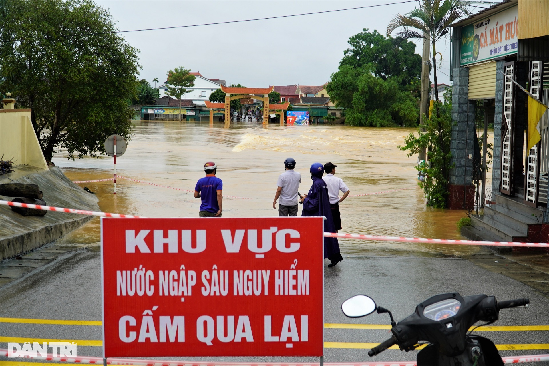 Nước lũ cuồn cuộn nhấn chìm cầu tràn, người dân vẫn liều mình bắt cá - 3