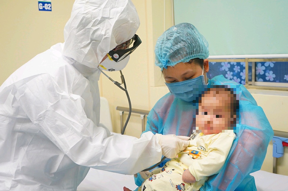 Bệnh nhi duy nhất tại Việt Nam nhiễm virus corona xuất viện khoẻ mạnh - 1 Bệnh nhi duy nhất tại Việt Nam nhiễm virus corona xuất viện khoẻ mạnh - 1