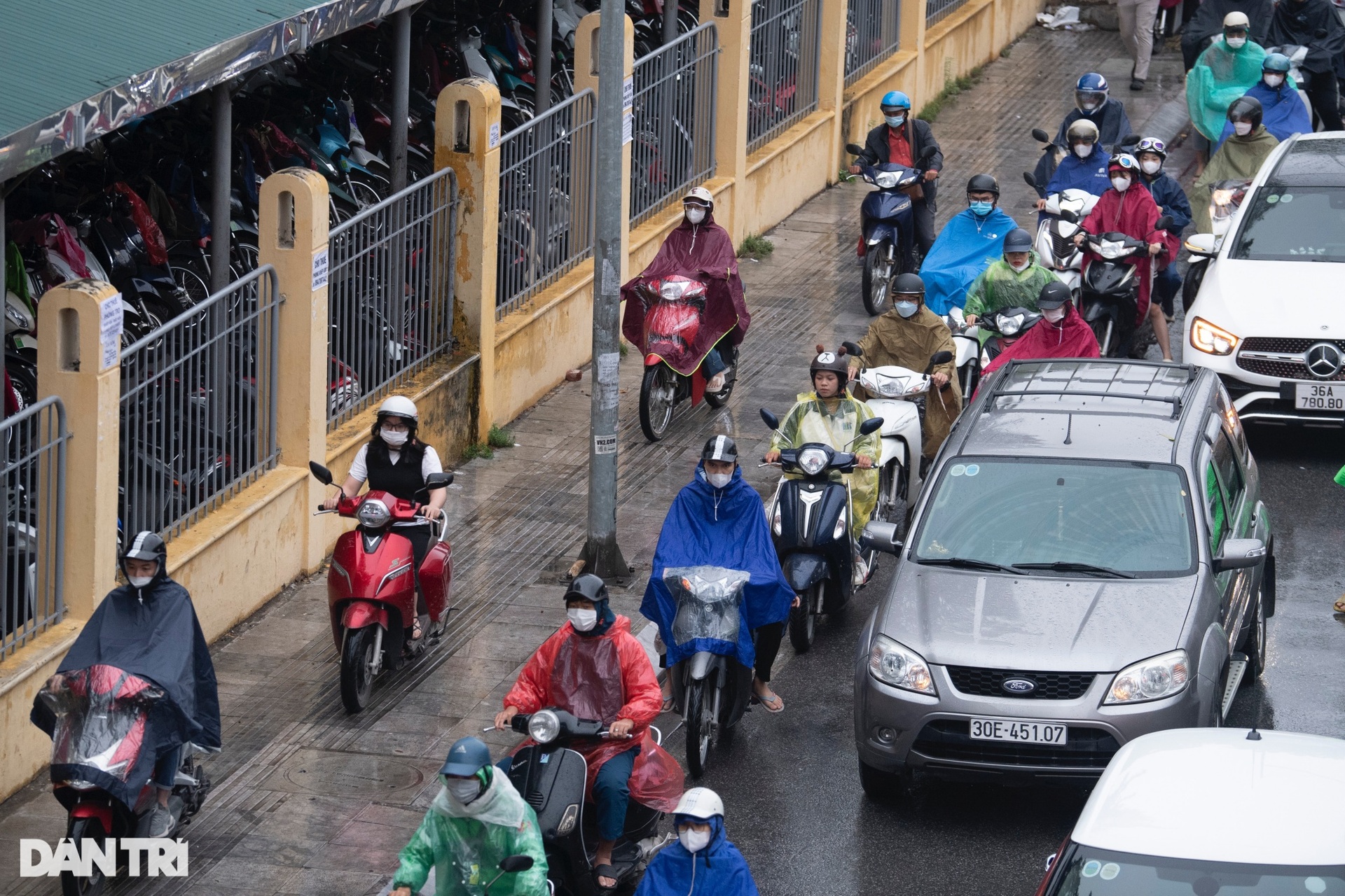 Người Hà Nội nhích từng mét vượt ùn tắc trong mưa rét sáng đầu tuần - 7
