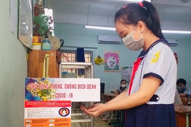 Học sinh tiểu học đi học lại: Chào cờ trong lớp, phụ huynh không vào trường