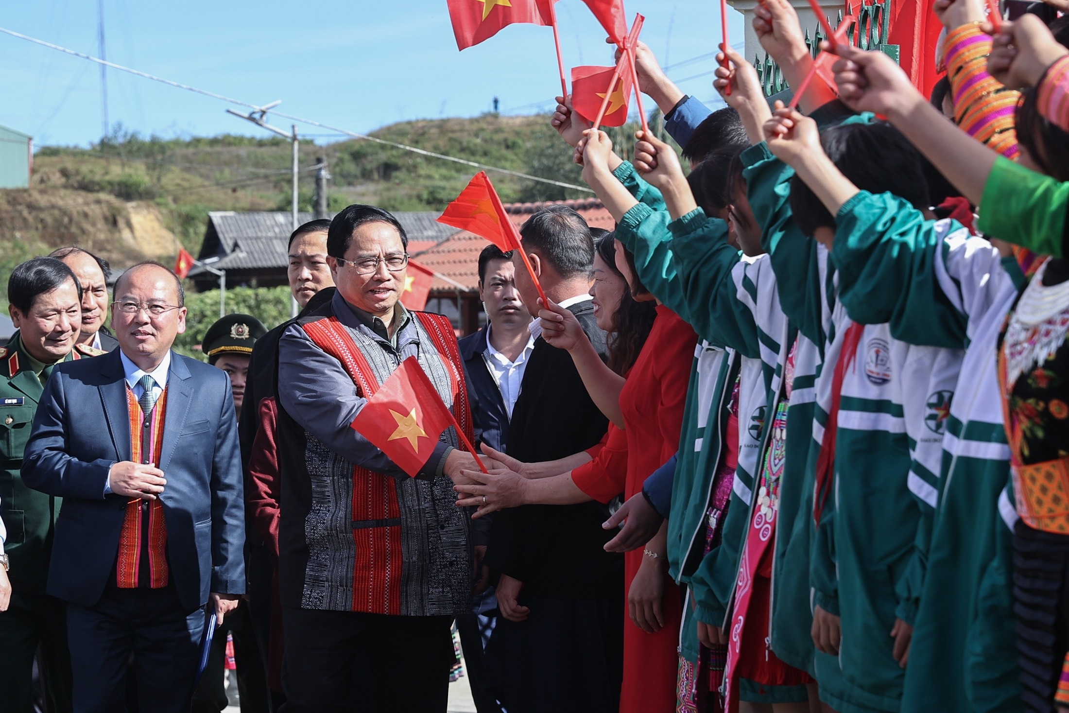 Thủ tướng nắm tay, nhảy cùng đồng bào dân tộc trong ngày hội Đại đoàn kết - 2