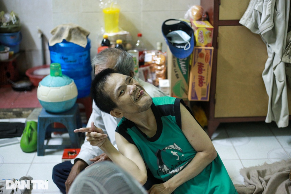 Covid-19 diễn ra trong 2 năm, cuộc sống của ông già lái xe ôm bị đảo lộn - 2