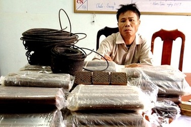 Bị bắt khi vận chuyển thuốc nổ trong mưa bão lên bãi vàng