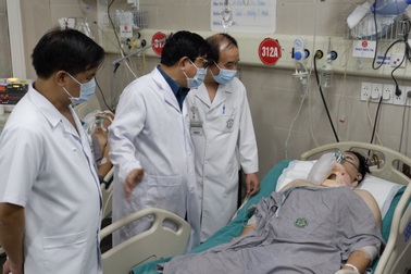 Thiếu tá biên phòng có 2 con tử vong trong vụ cháy chung cư vẫn thở máy