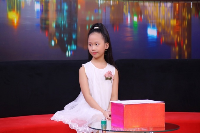 Cô bé Kim Ngân bị bạn bè hiểu lầm là không có bố, cô bé nghẹn ngào mong ba về với gia đình: