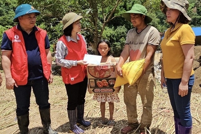 Chủ tịch Hội Chữ thập đỏ Việt Nam Bùi Thị Hòa ân cần thăm hỏi, động viên, mong các gia đình bị thiệt hại sớm vươn lên trong cuộc sống. (Ảnh: TH).