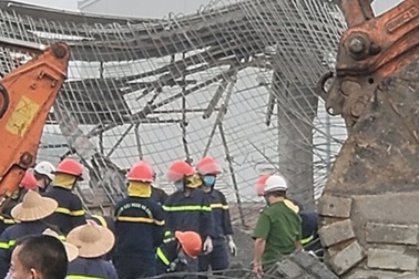Sập giàn giáo công trình xây dựng, 2 người tử vong
