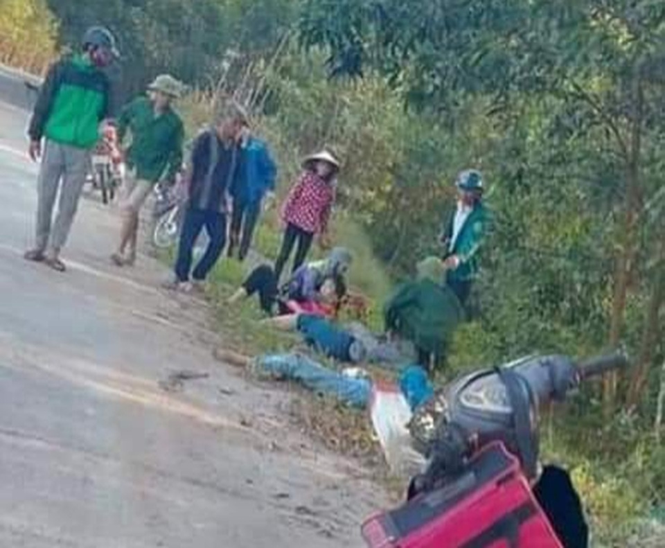 Xe máy kẹp 4 tông cột mốc, 2 nữ sinh tử vong - 1 Xe máy kẹp 4 tông cột mốc, 2 nữ sinh tử vong - 1
