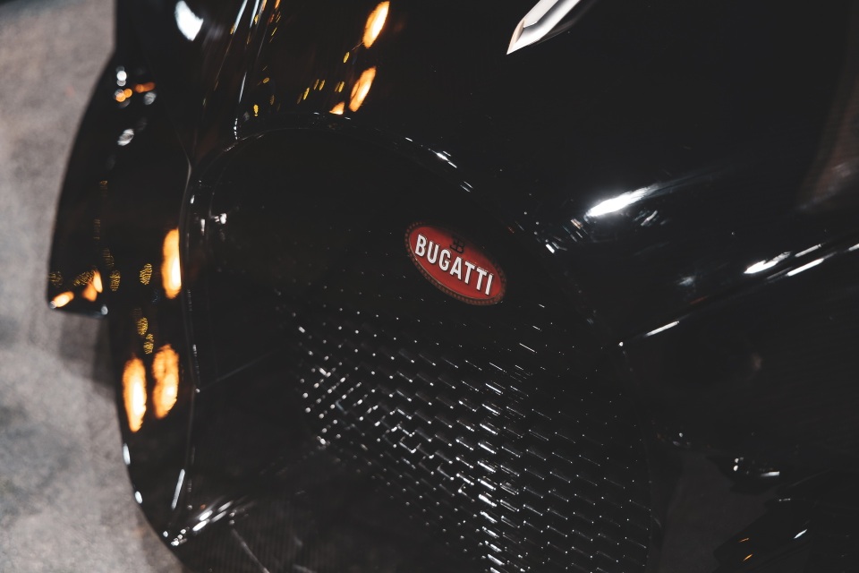 Xe Bugatti hơn 13 triệu USD trở thành đồ trang trí Noel đắt nhất thế giới - 6 Xe Bugatti hơn 13 triệu USD trở thành đồ trang trí Noel đắt nhất thế giới - 6