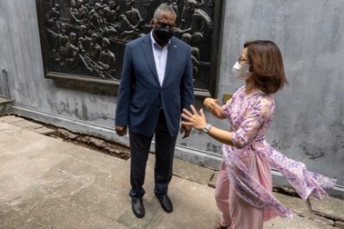 Bộ trưởng Quốc phòng Mỹ thăm nhà tù Hỏa Lò