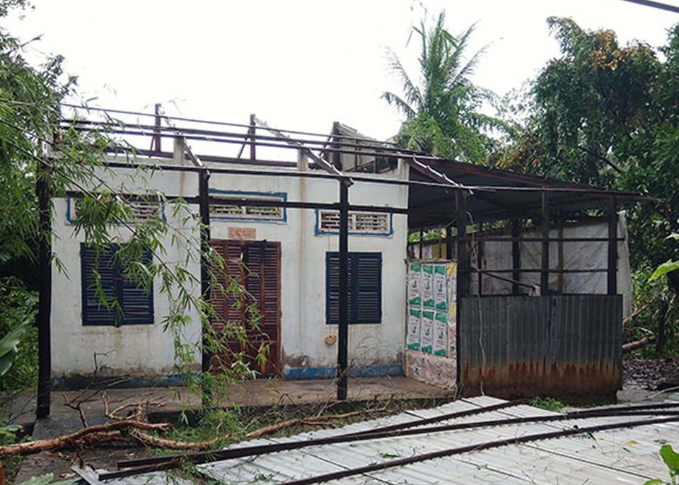 Mưa lớn kèm giông lốc gây hư hỏng nhiều nhà dân - 1 Mưa lớn kèm giông lốc gây hư hỏng nhiều nhà dân - 1