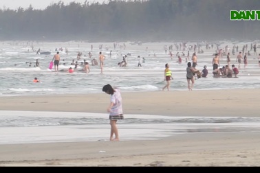 Hàng trăm người vô tư tắm biển bất chấp Covid-19