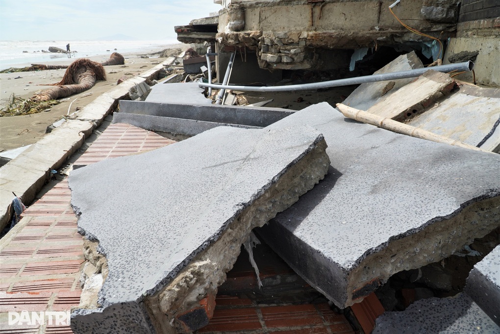 Vụ biệt thự đổ gục trong bão Bualoi: Nghi chưa xây kè biển - 3