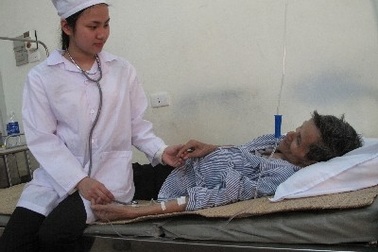 Nữ sinh say mê “trò chuyện” với người khiếm thính