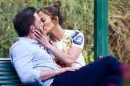 Jennifer Lopez và Ben Affleck hôn nhau tình tứ trong tuần trăng mật ở Paris