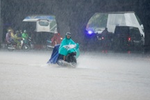 Hà Nội nhiều điểm ngập sâu, giao thông ùn tắc