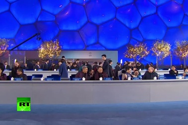 Hành động lịch thiệp của ông Putin với Đệ nhất Phu nhân Trung Quốc Bành Lệ Viện